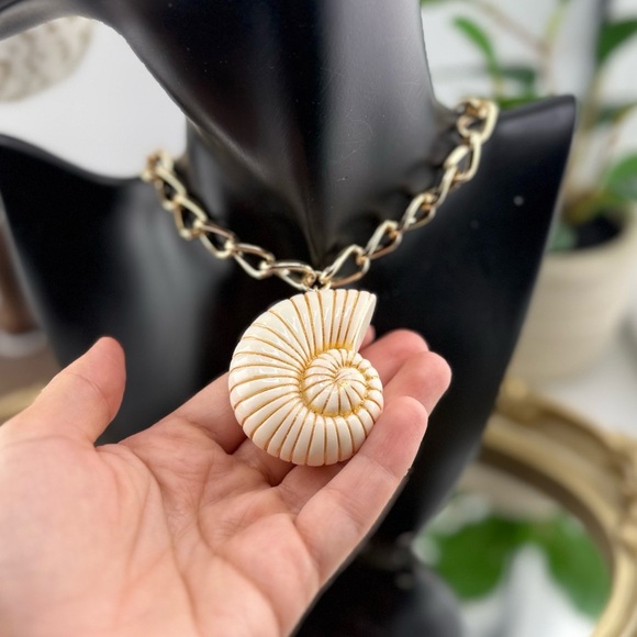 Gold Shell Pendant Necklace (18+3) - Picture 5 of 10